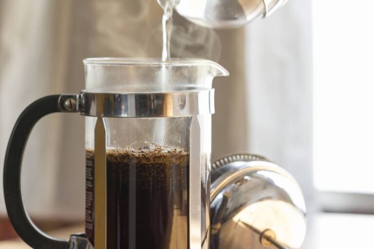 cafetière à piston et café infusé