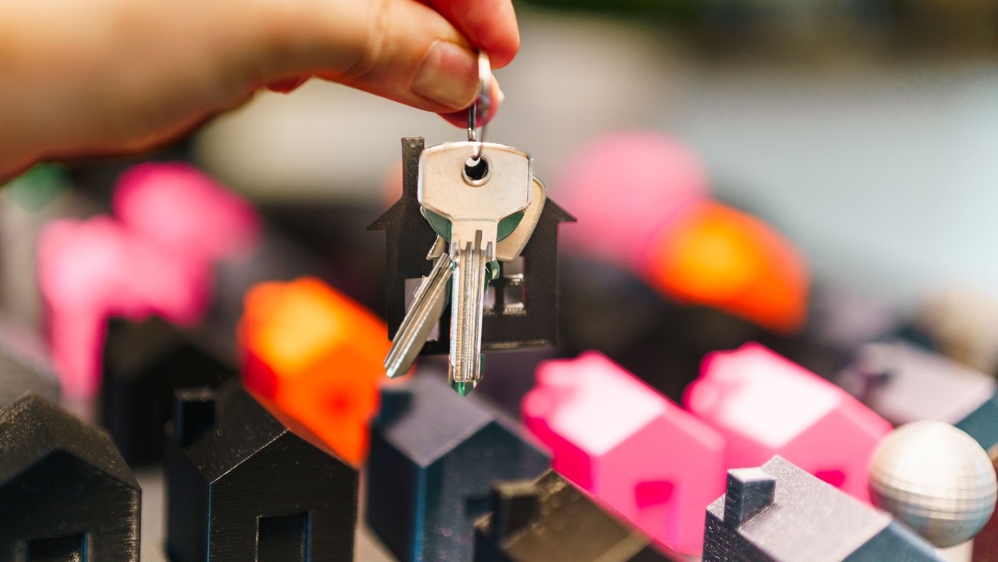 Clés de maison et miniatures de logements pour illustrer une résidence secondaire