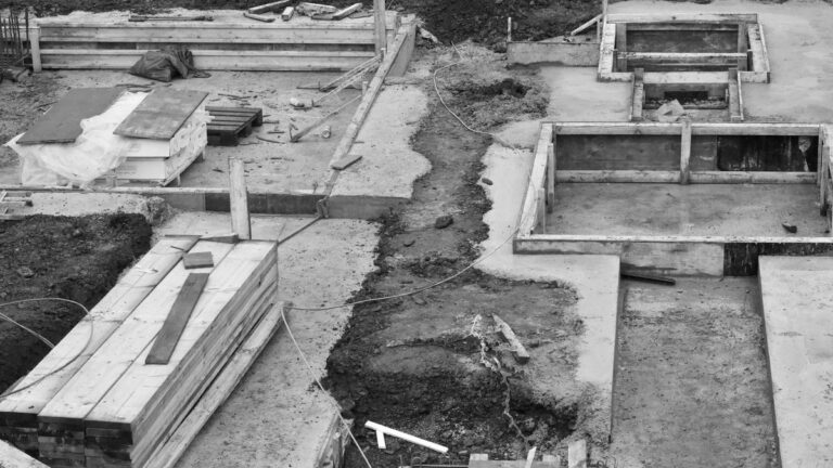 Coffrage en bois d'un escalier béton en cours de construction