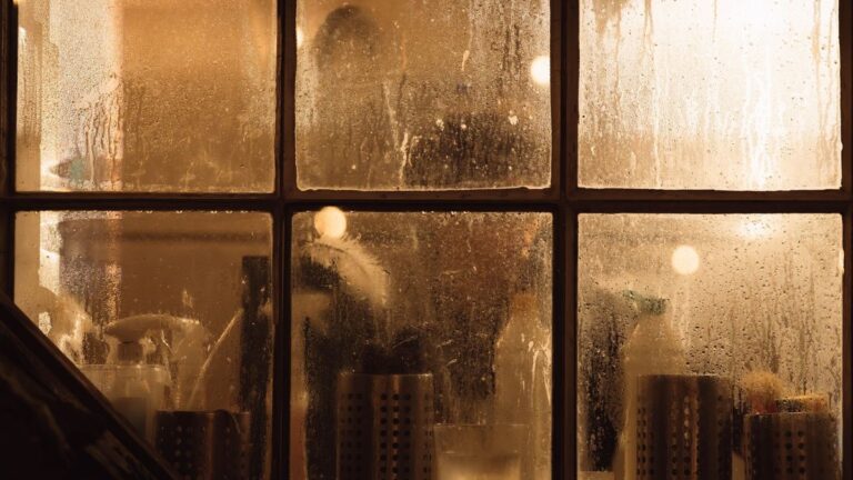Condensation importante sur une vitre de fenêtre en hiver