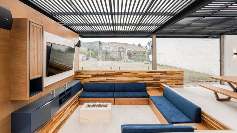 Pergola en bois avec couverture en polycarbonate translucide