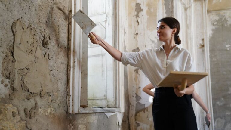 Mur intérieur présentant des traces d'humidité avant traitement