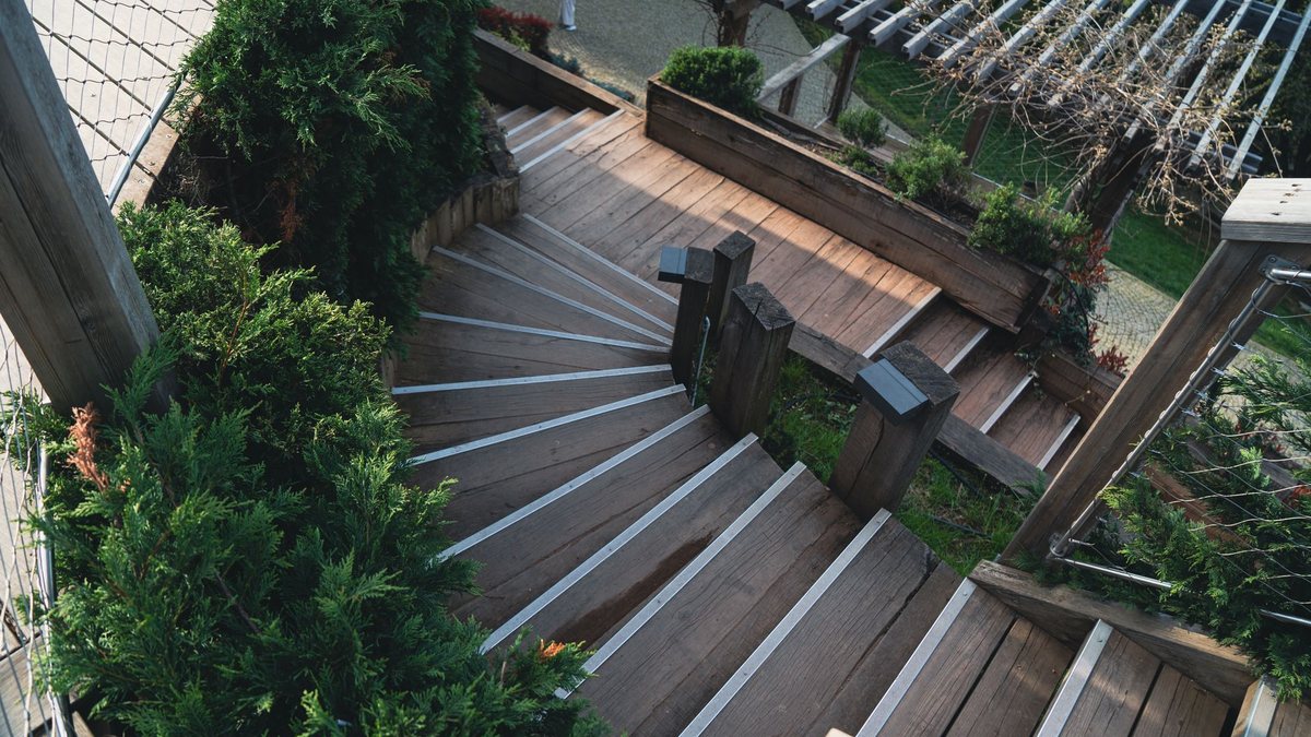 Escalier extérieur en bois menant à une terrasse de jardin