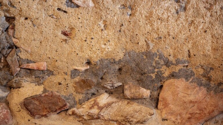 Mur en pierre ancienne en cours d'isolation avec matériaux respirants
