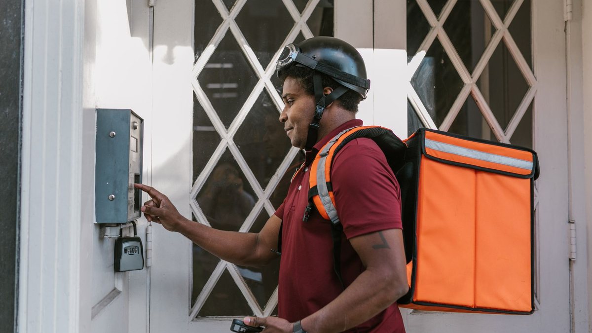 Bas de porte brosse installé pour isoler contre les courants d'air