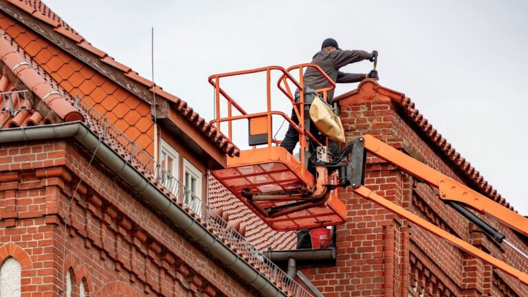 Chantier de sarking sur une toiture en rénovation avec panneaux isolants