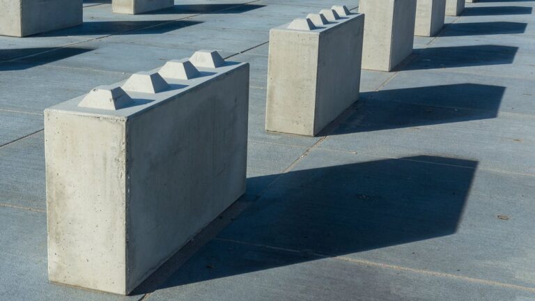 Blocs de béton cellulaire Siporex empilés sur chantier extérieur