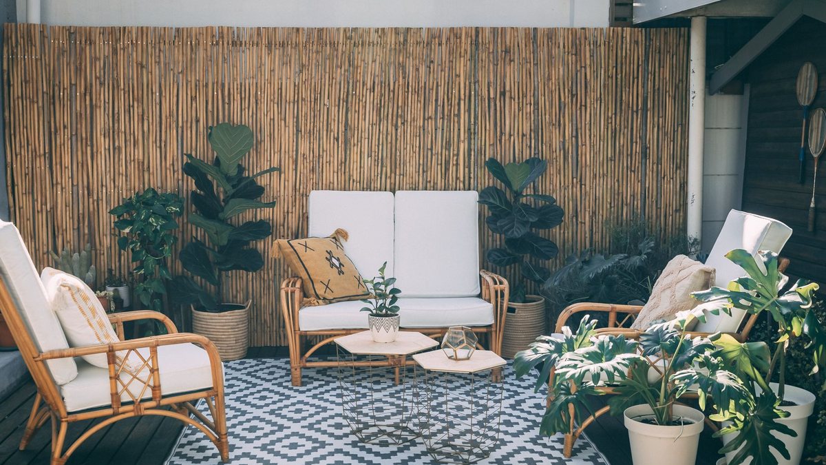 Tapis d'extérieur coloré posé sur une terrasse en bois