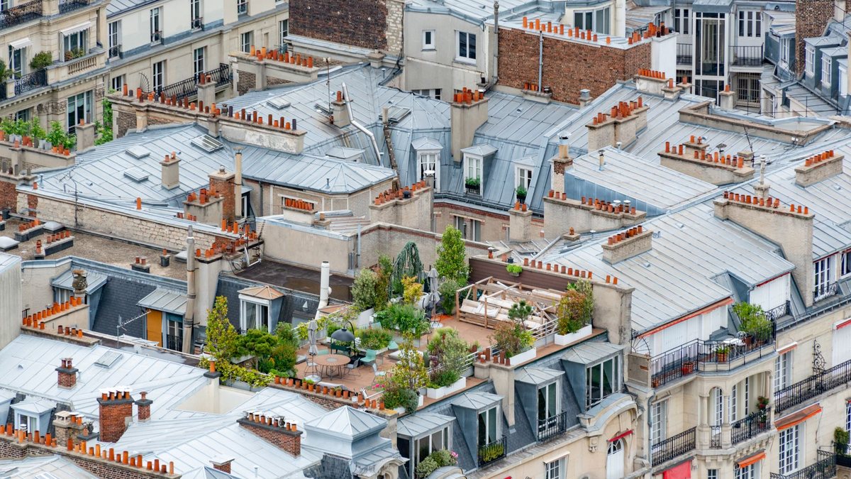 Terrasse aménagée sur le toit d'une maison avec vue dégagée