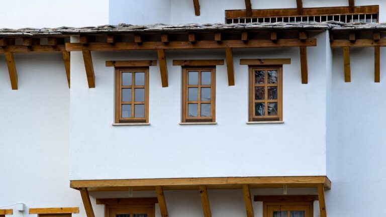 Fenêtre moderne à triple vitrage installée dans une maison