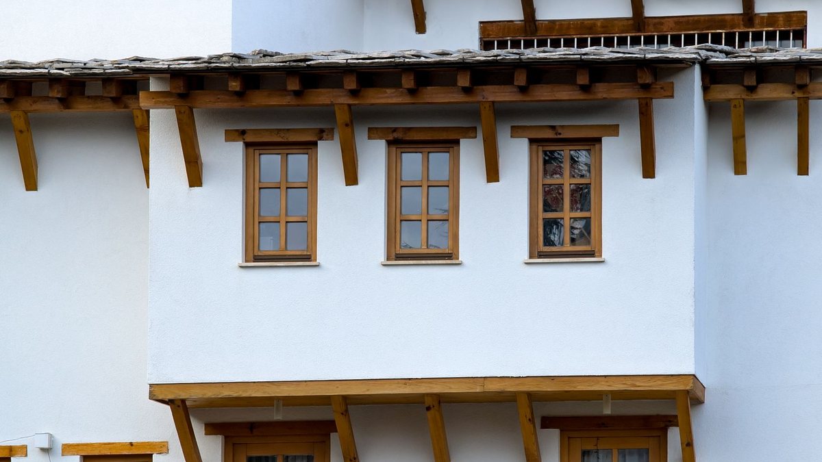 Fenêtre moderne à triple vitrage installée dans une maison