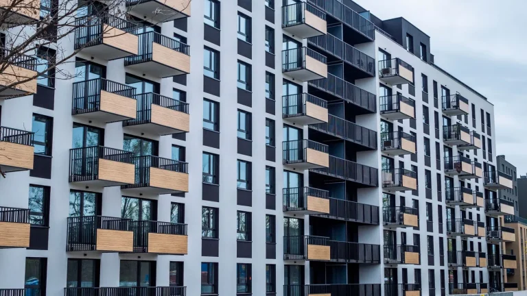 Immeuble résidentiel moderne illustrant l’investissement immobilier collectif