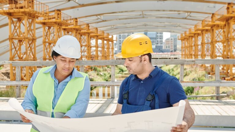 Professionnels du bâtiment consultant des plans avant un projet immobilier