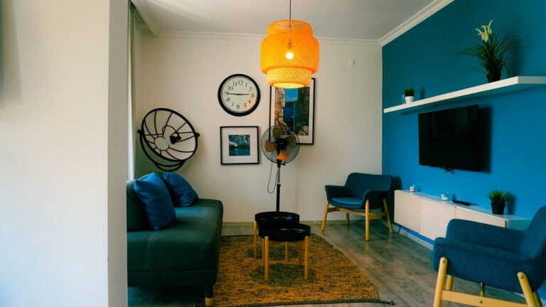 Ventilateur dans un salon moderne pendant une période de fortes chaleurs