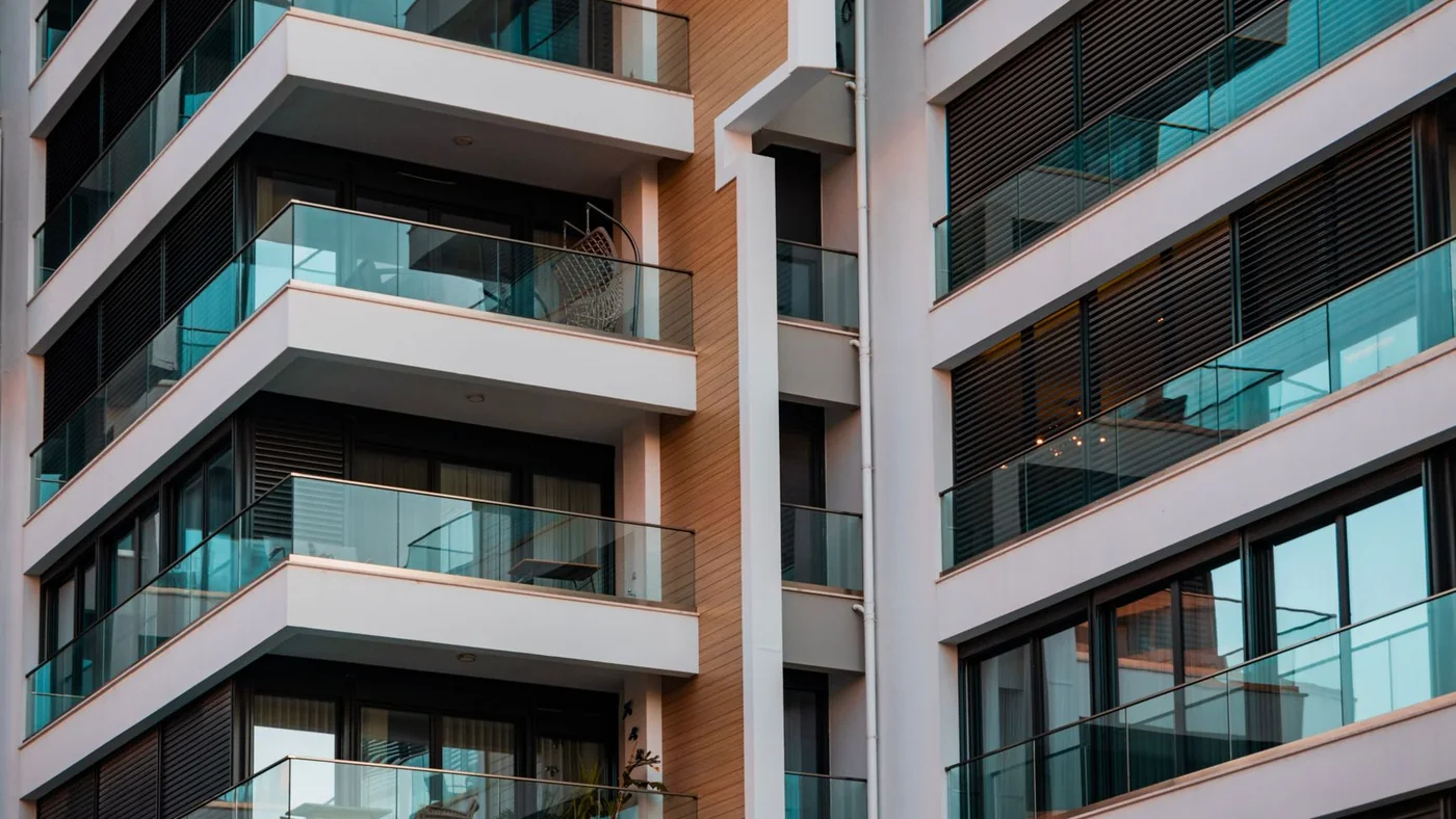 Façade générique d’un immeuble résidentiel moderne